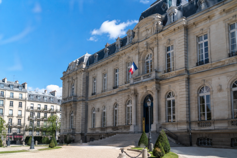 Facade d un batiment administratif avec drapeau tricolore