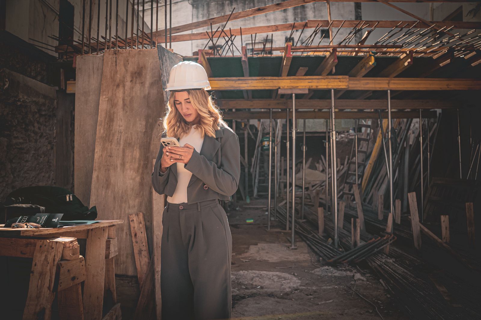 Ingenieure inspectant un chantier de construction