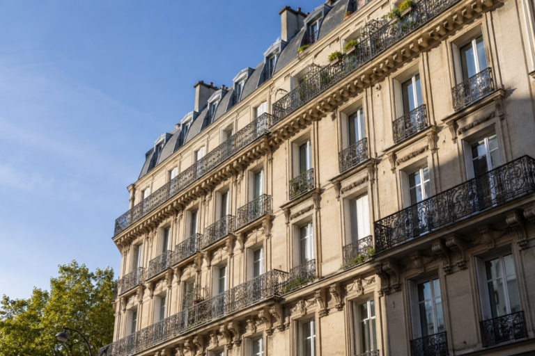 Facade d un immeuble parisien haussmannien