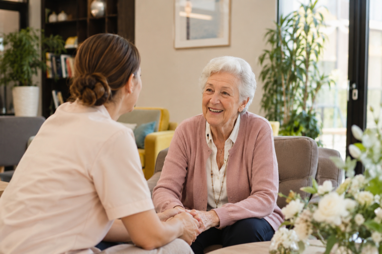 Personne agee dans un salon de residence senior