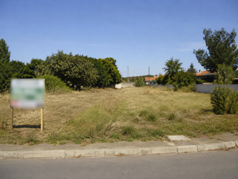 Terrain constructible avec panneau de vente