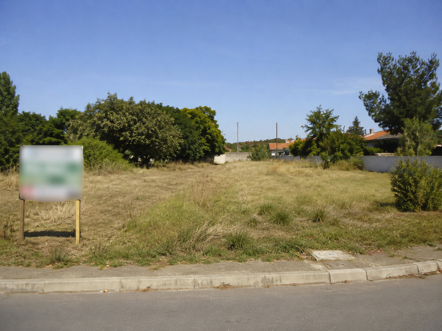 Terrain constructible avec panneau de vente